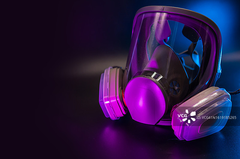 全面罩防毒面具，眼睛呼吸防护，黑蓝紫色背景图片素材
