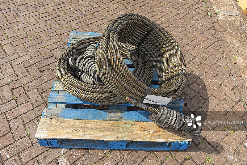 两个盘绕的钢缆和橡胶圈图片素材