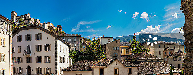 瑞士锡永古城全景：古老的建筑、屋顶和外墙图片素材