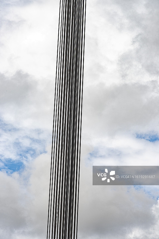 垂直的钢缆图片素材