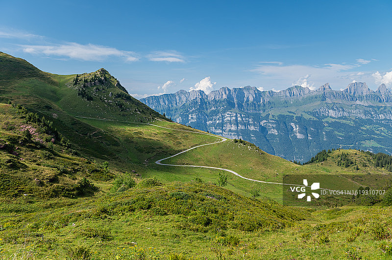 瑞士阿尔卑斯山的Z字形徒步小路图片素材