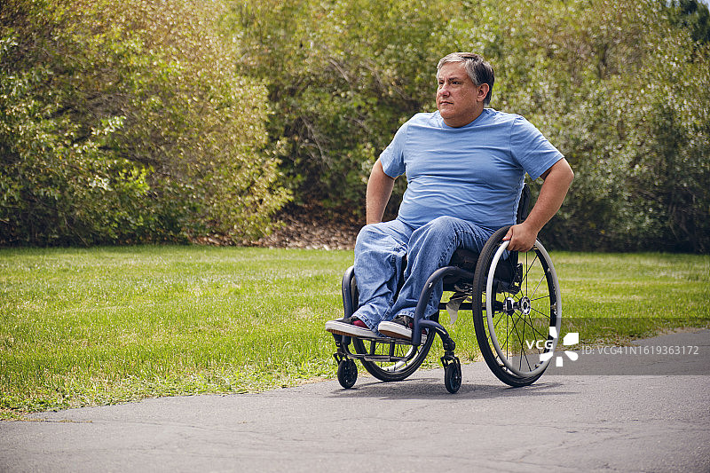 公园里的残疾男子图片素材