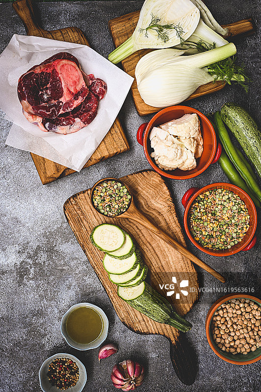 肉类和新鲜蔬菜烹饪背景图片素材