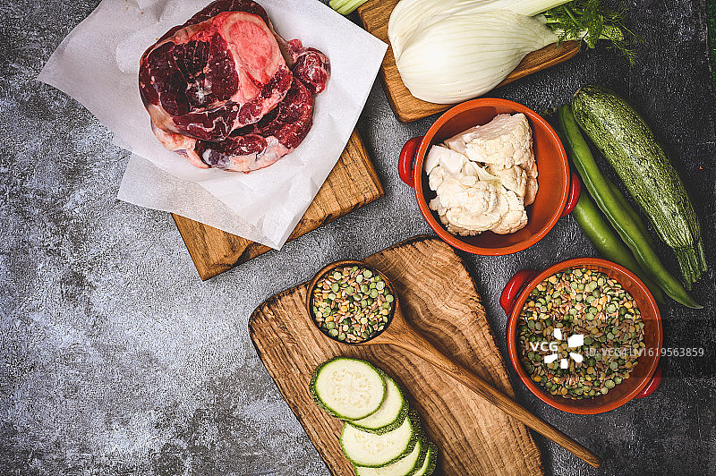 准备健康的晚餐图片素材