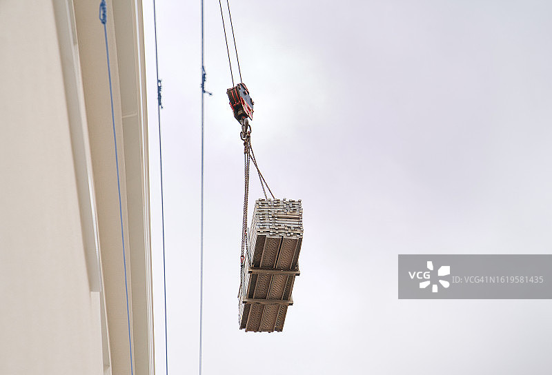 桅杆起重机上的脚手架部件图片素材