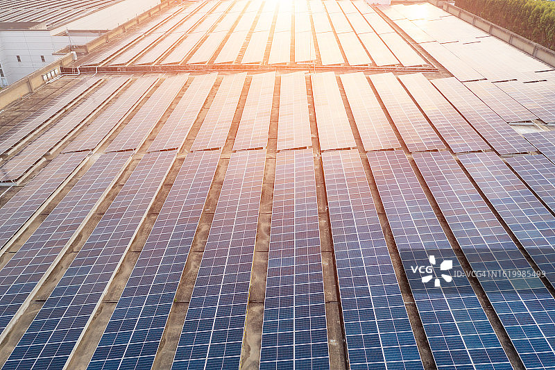 日落时带有光效的太阳能电池板图片素材