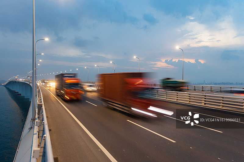 行驶在跨海大桥上的卡车图片素材