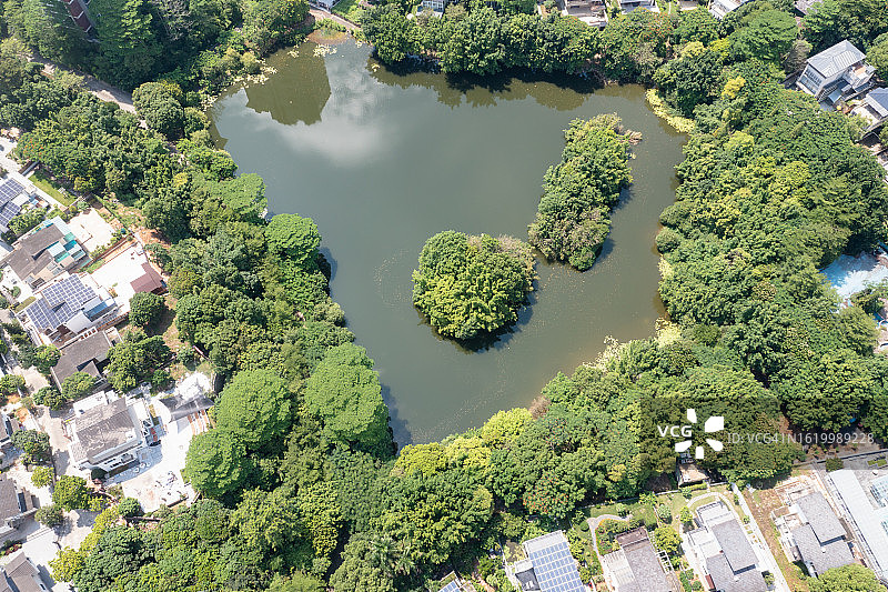 住宅区湖泊的俯视图图片素材