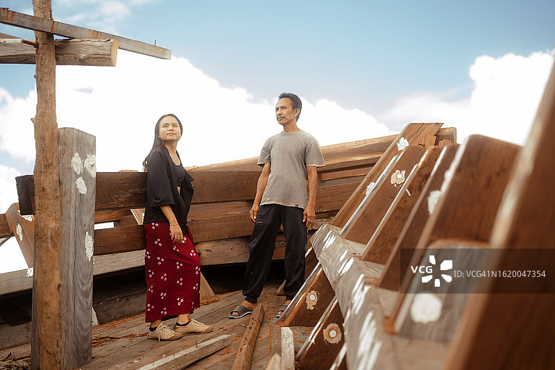 亚洲女游客向当地工匠学习造船图片素材