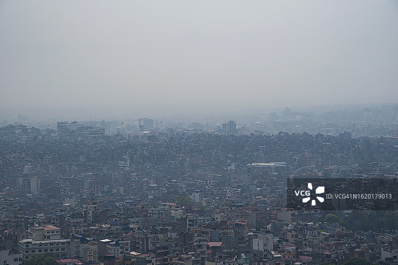 笼罩在雾霾和烟雾中的加德满都城市图片素材