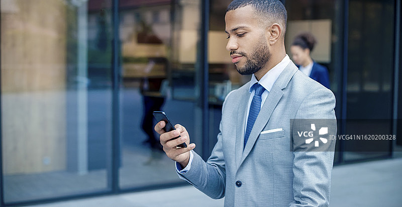 男子使用智能手机图片素材