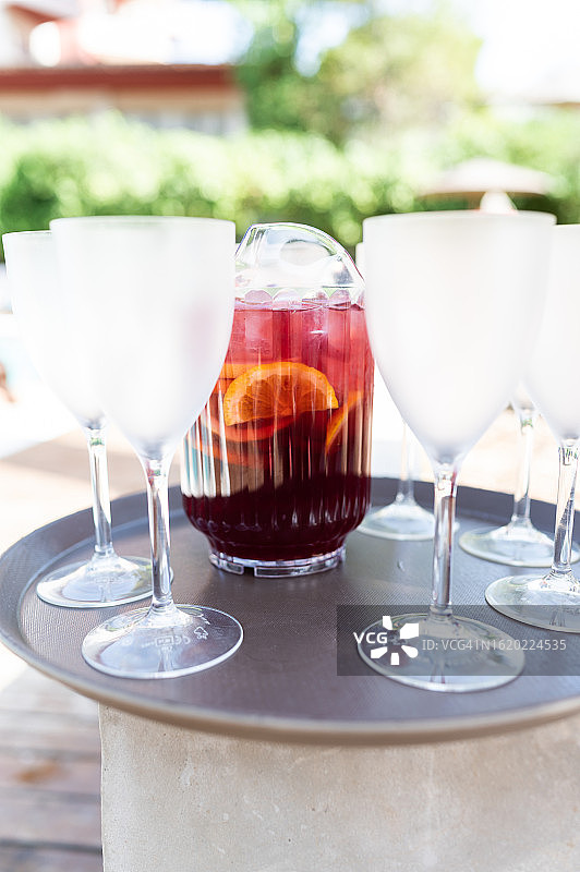 露台上的桑格利亚汽酒罐和玻璃杯图片素材
