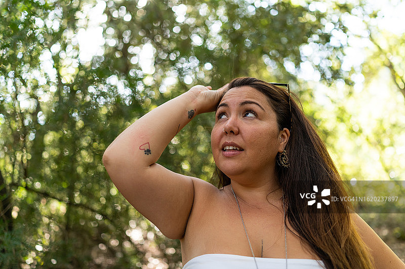 超重的女人摘下眼镜向上看图片素材