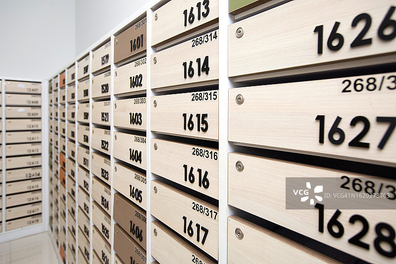 带储物柜和房间号的安全公寓邮箱现代住宅概念图片素材