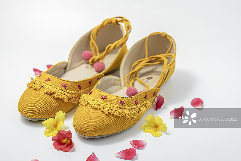 芥末黄和粉色纯色芭蕾舞鞋图片素材