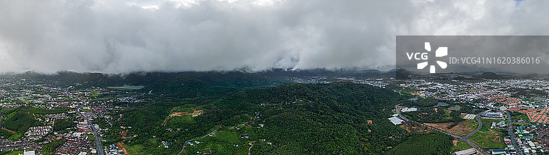 普吉岛山区和老城区全景：暴雨席卷泰国普吉岛图片素材