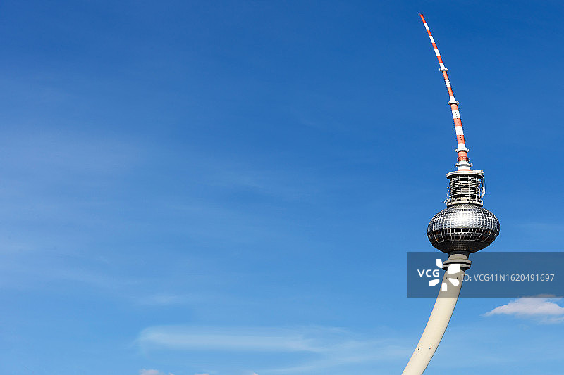 暴风雨后——弯曲的柏林电视塔（德国）图片素材