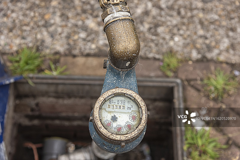 风化的钢制水表特写图片素材