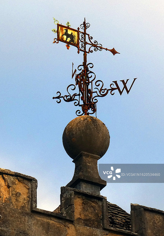 阳光下的装饰风向标图片素材