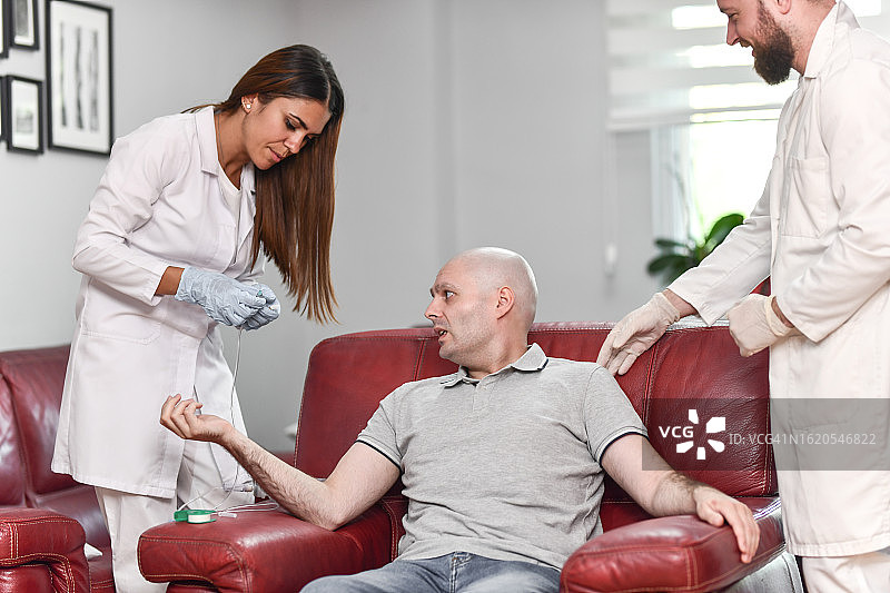 男性癌症患者在静脉滴注化疗期间告诉医生他害怕针头图片素材