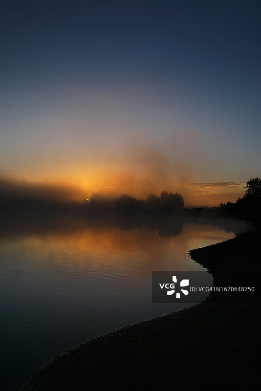 湖上的朦胧日出图片素材