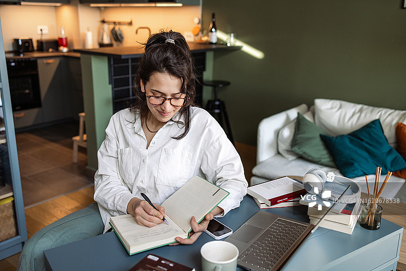 居家办公的宁静时刻图片素材