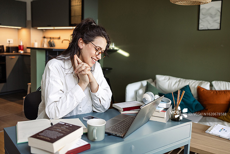 专注且满足：在家工作的女人图片素材
