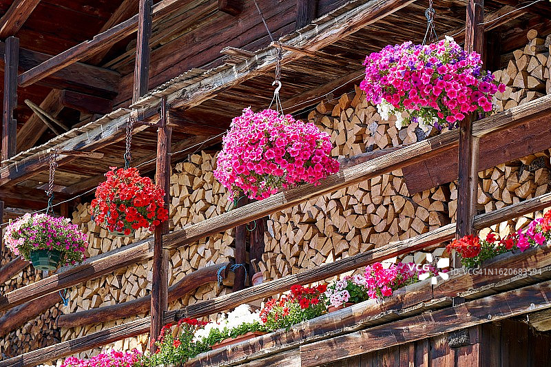 迷人的鲜花小木屋图片素材