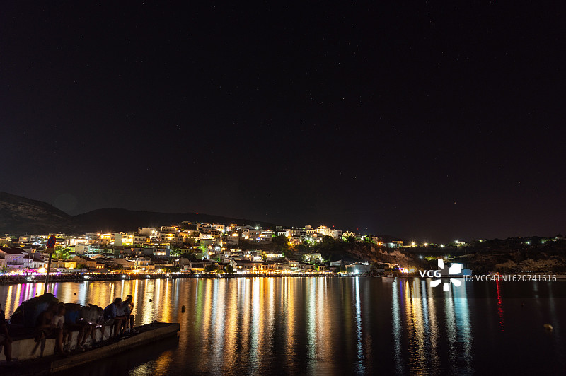 夜晚的希腊萨摩斯岛毕达哥利翁图片素材