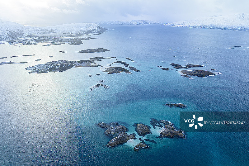 北冰洋绿松石色海水中悬崖的航拍图片素材