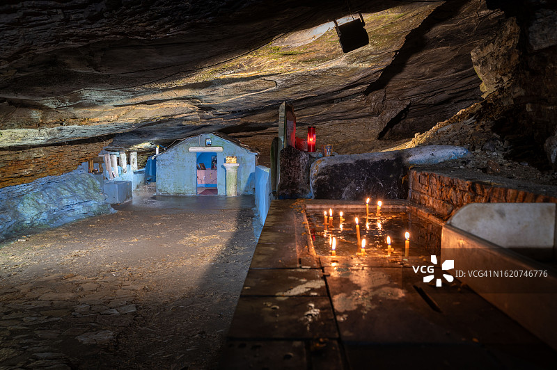 建在洞穴中的希腊东正教教堂图片素材