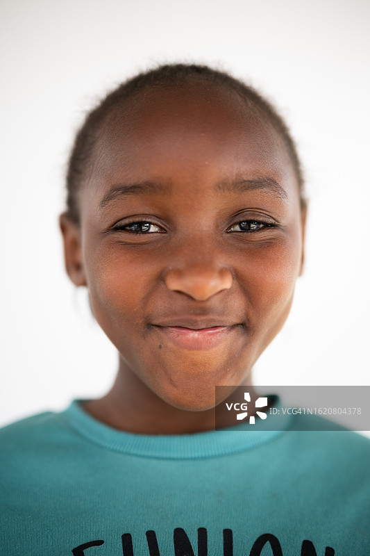 微笑的年轻女孩看着镜头的特写肖像图片素材