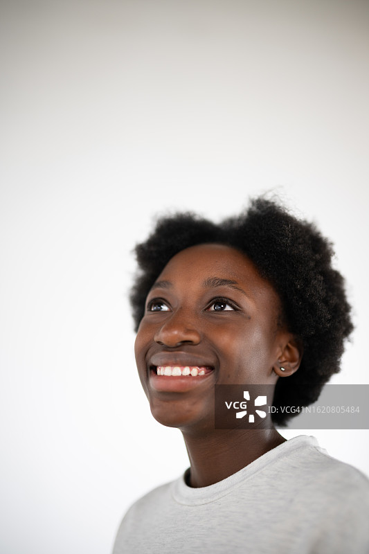 少女面带微笑，仰望天空，憧憬未来图片素材