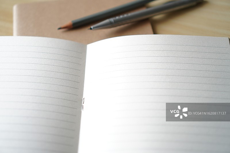 笔记本上的木制铅笔和自动铅笔图片素材