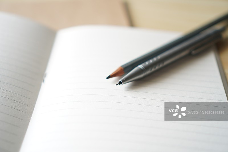 木制铅笔和自动铅笔与笔记本图片素材