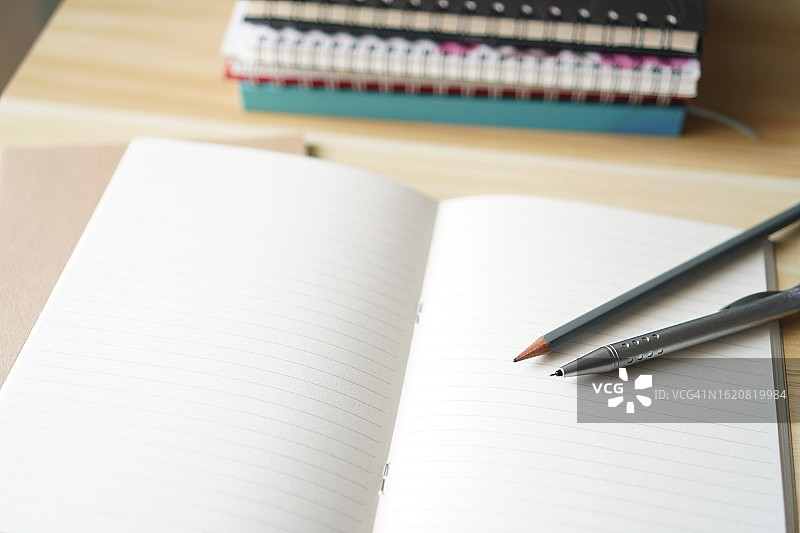 木制铅笔和自动铅笔与笔记本图片素材