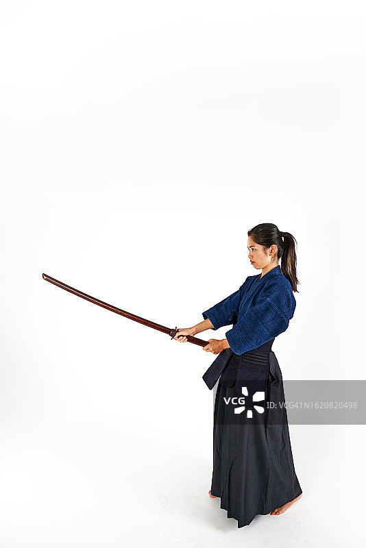 白色背景上的日本年轻女子剑道战士图片素材