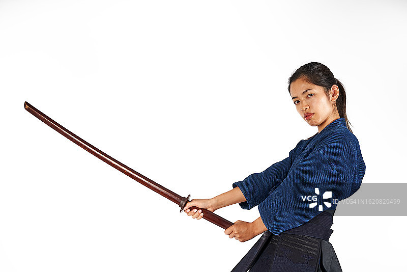 白色背景上的日本年轻女子剑道战士图片素材