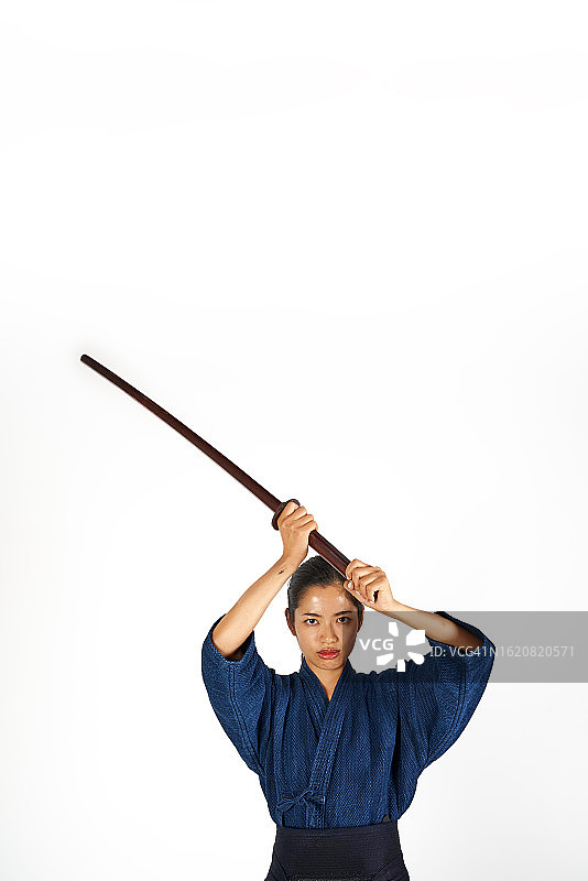 白色背景上的日本年轻女子剑道战士图片素材