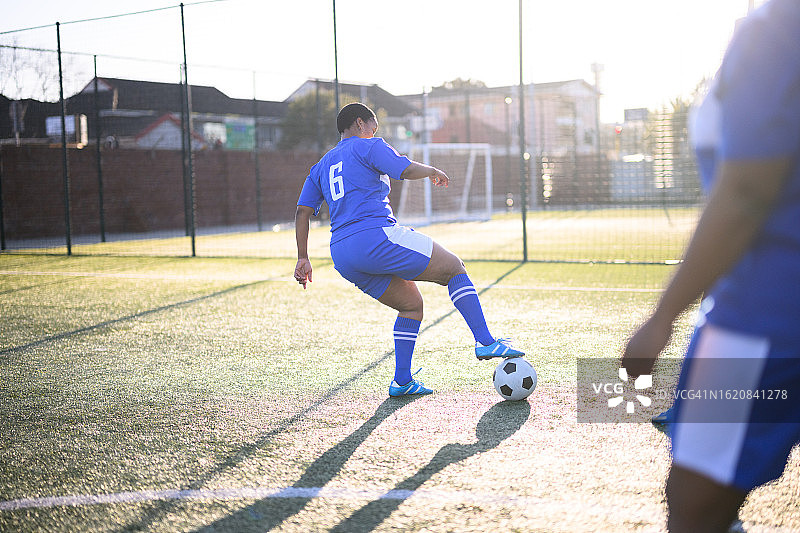 女足球运动员一起练习球技图片素材
