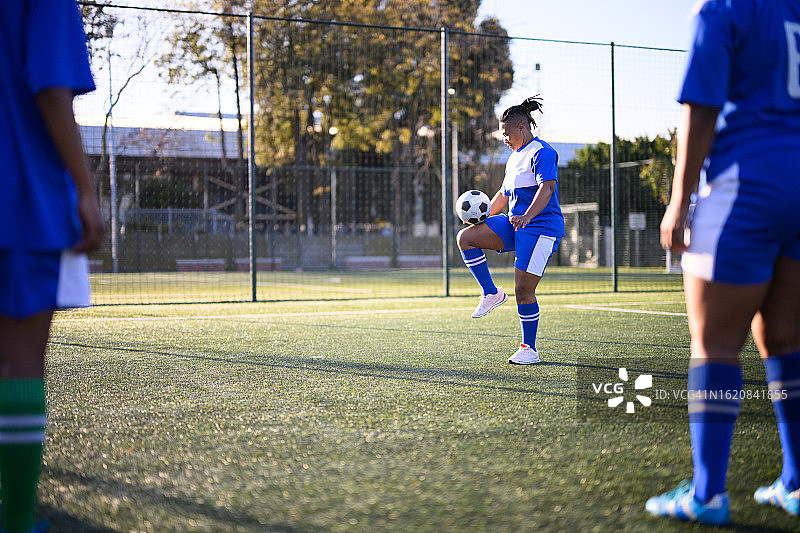 女足球运动员一起练习球技图片素材
