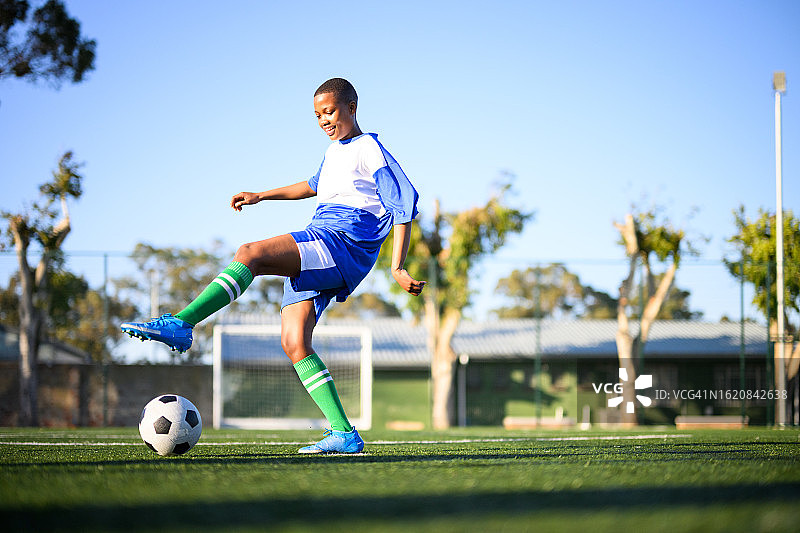 仰视视角：女子踢球射门图片素材