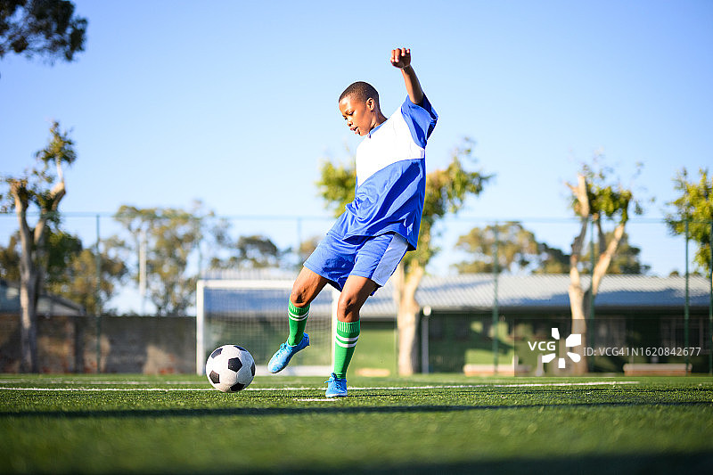 仰视视角：女子踢球射门图片素材