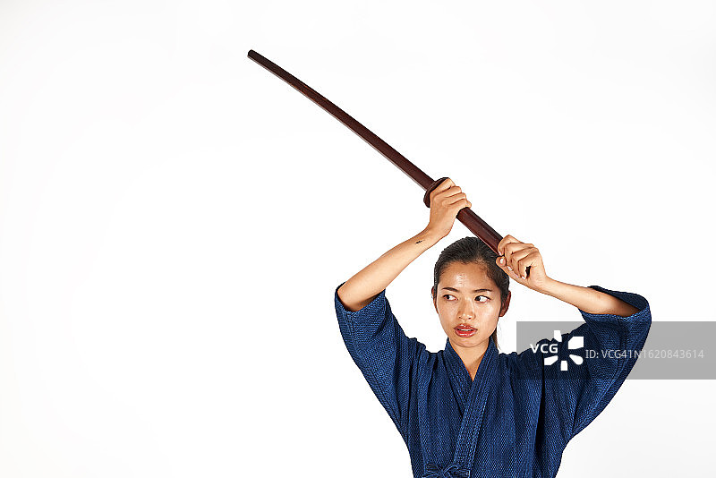 白色背景上的日本年轻女子剑道战士图片素材