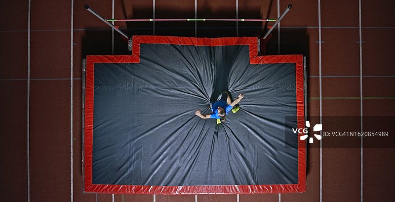 庆祝跳高成功的男人图片素材