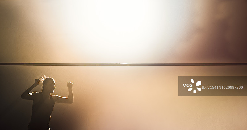 庆祝成功的女运动员图片素材