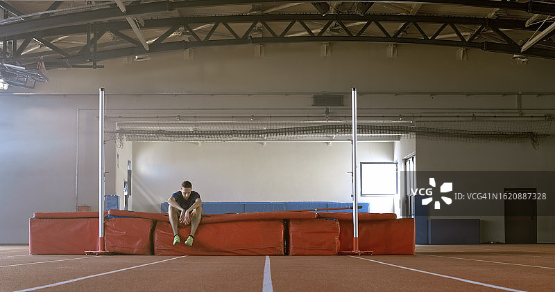 运动员坐在垫子上图片素材