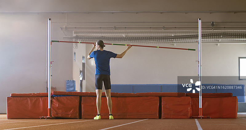 男子调整撑杆跳横杆图片素材