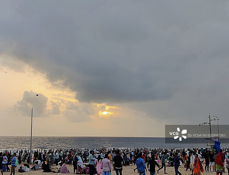 印度孟买朱胡海滩的拥挤景象图片素材