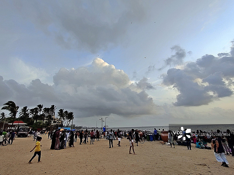 印度孟买朱胡海滩的拥挤景象图片素材